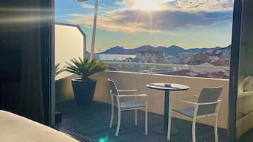 Suite | Minibar, in-room safe, soundproofing, iron/ironing board