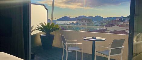 Suite | Minibar, in-room safe, soundproofing, iron/ironing board