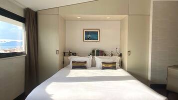 Kamer | Een minibar, een kluis op de kamer, geluiddichte muren