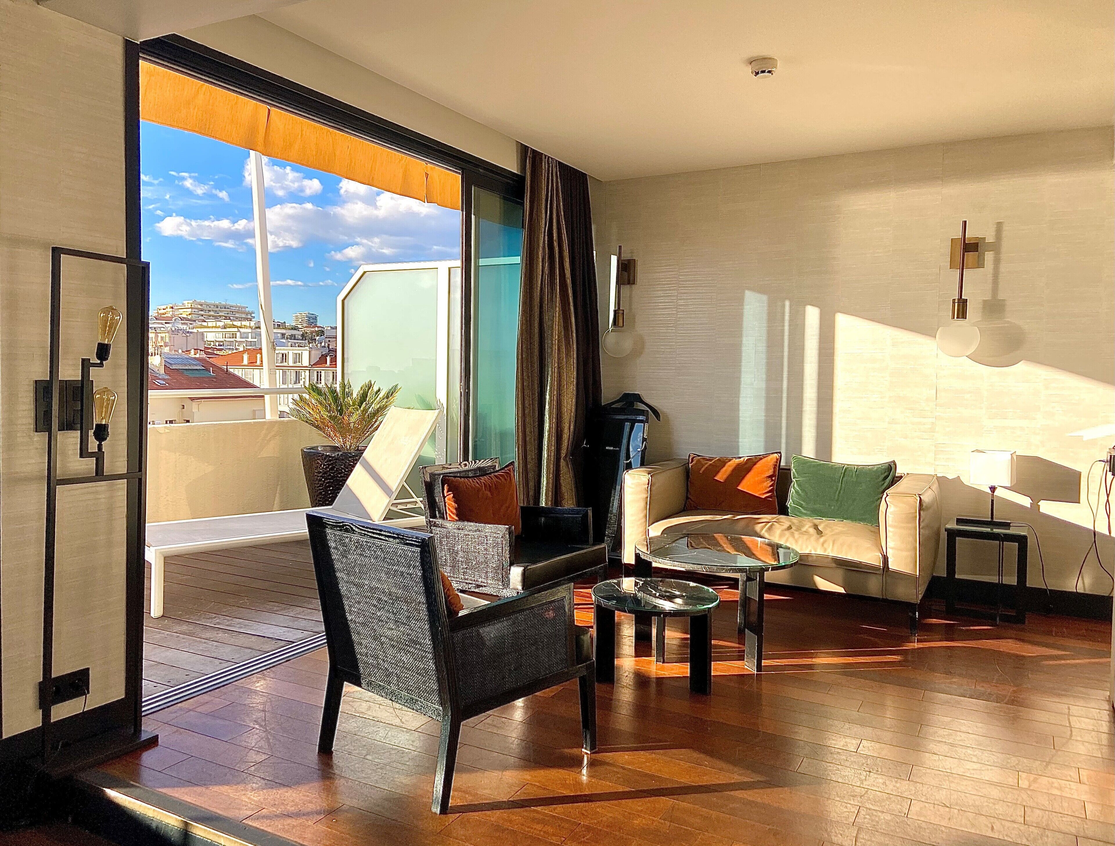 Suite | Minibar, in-room safe, soundproofing, iron/ironing board