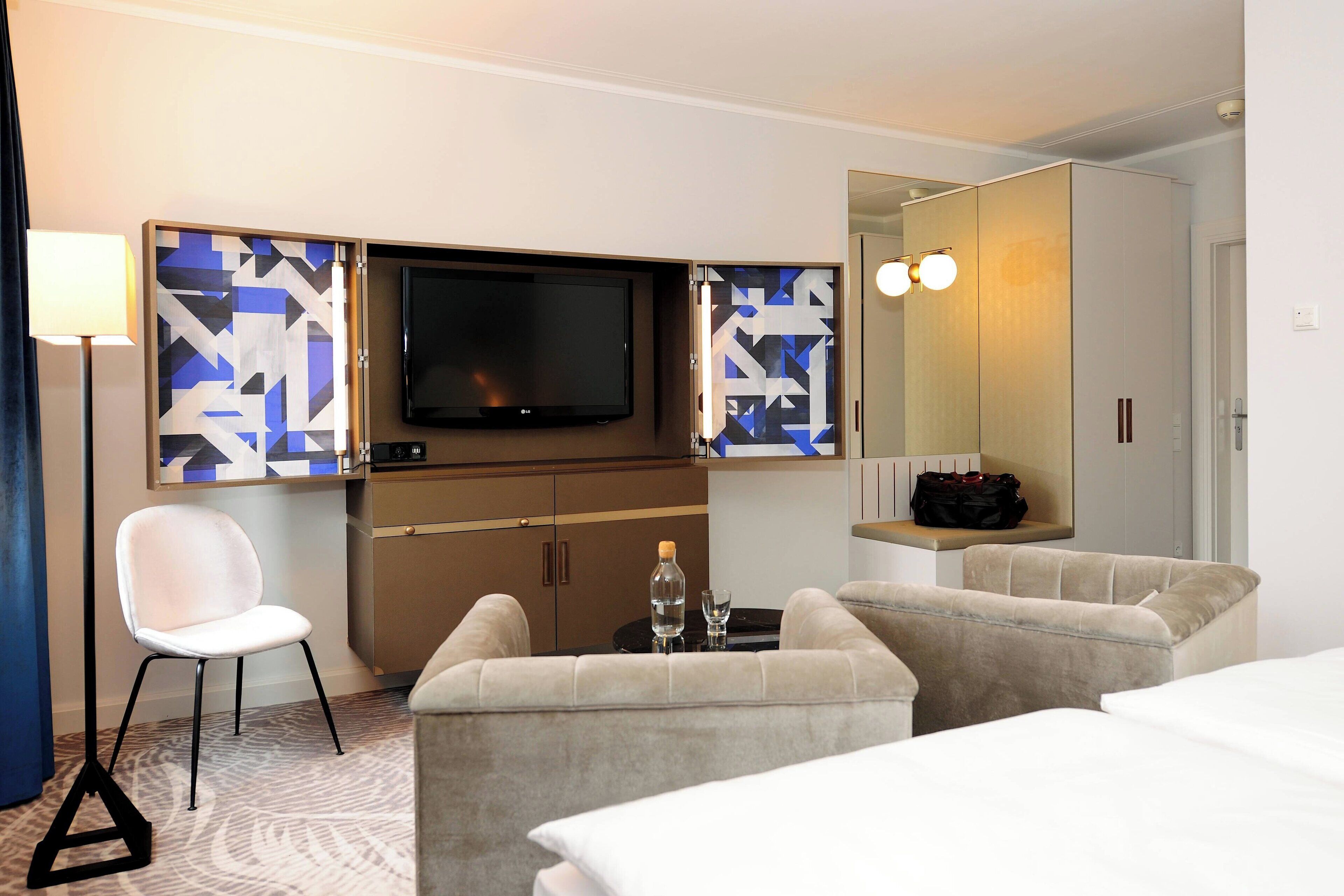 grand room, 1 king bed | premium bedding, in-room safe, desk, blackout curtains