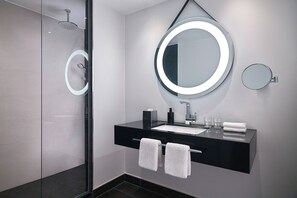 Shower, designer toiletries, hair dryer, bathrobes - Hotel Elephant Weimar, Autograph Collection (Weimar)