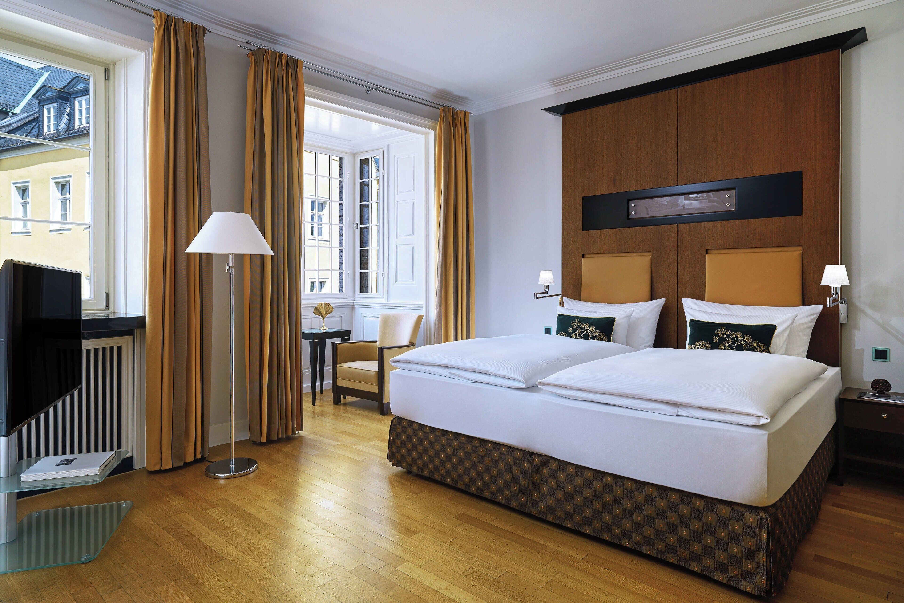 Hochwertige Bettwaren, Zimmersafe, Schreibtisch, Verdunkelungsvorhänge