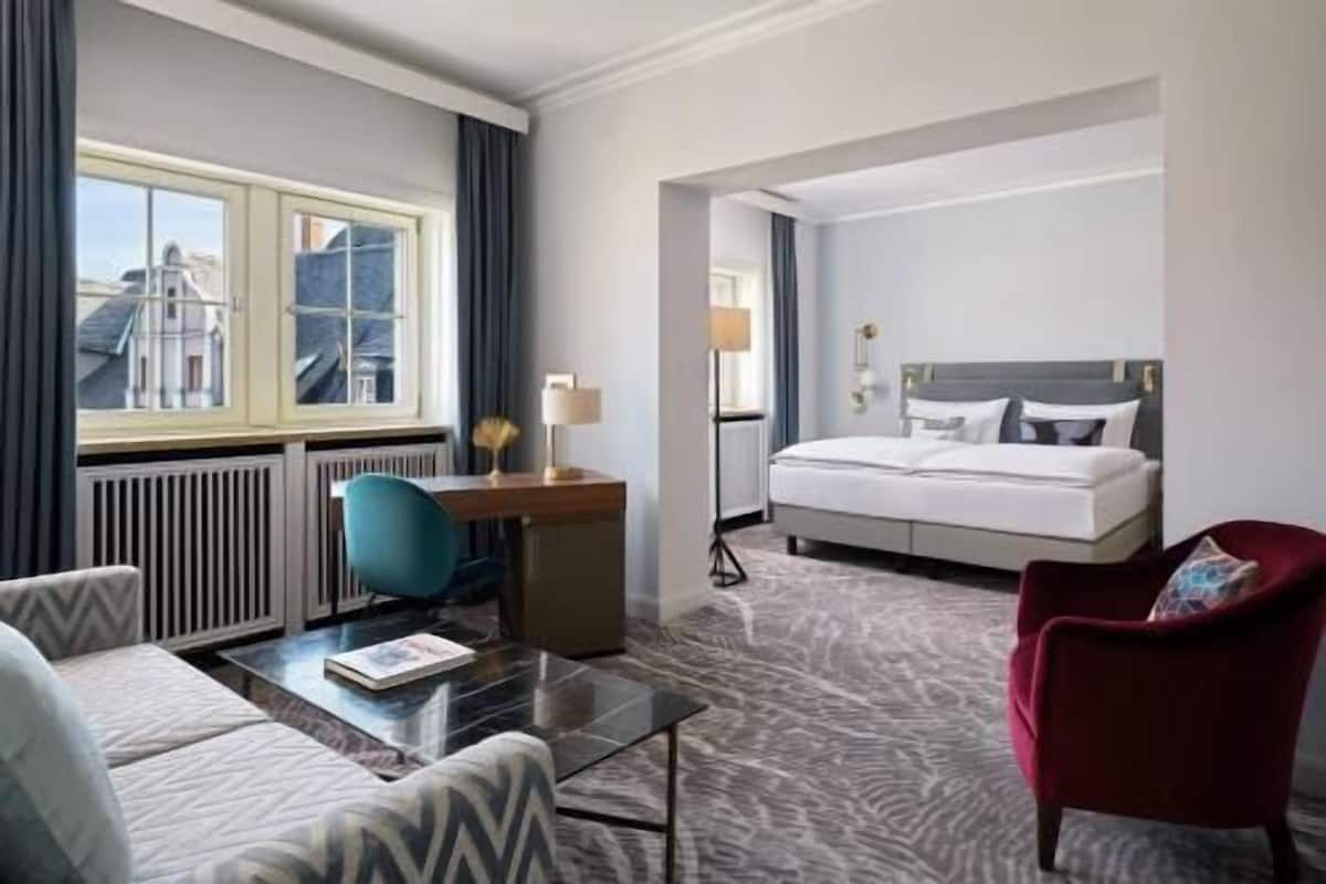 Premium bedding, in-room safe, desk, blackout curtains