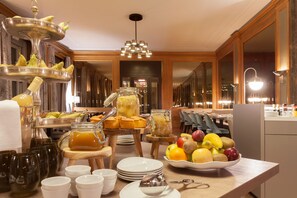 Frukostbuffé varje dag (EUR 32 per person)