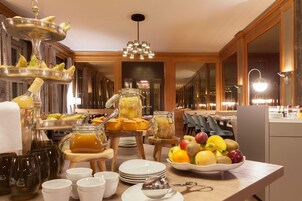 Se ofrece un desayuno bufé todos los días (por un coste adicional)