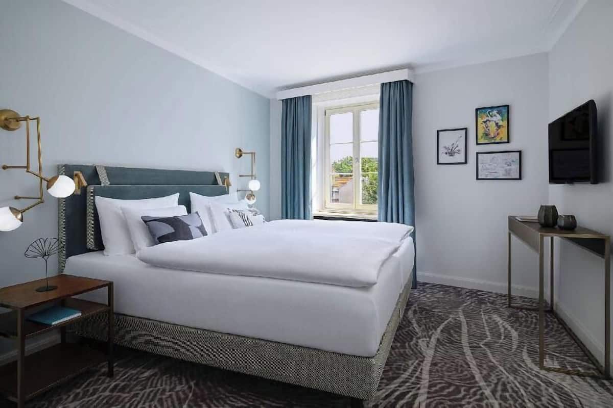 Premium bedding, in-room safe, desk, blackout curtains