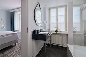 Douche, articles de toilette griffés, séchoir à cheveux, peignoirs
