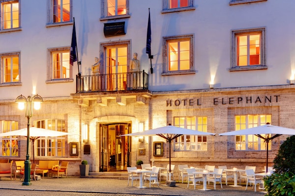 Vista frontal de la propiedad por la tarde o noche