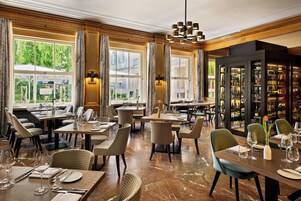 Serviço de café da manhã, culinária internacional, vistas para o jardim 