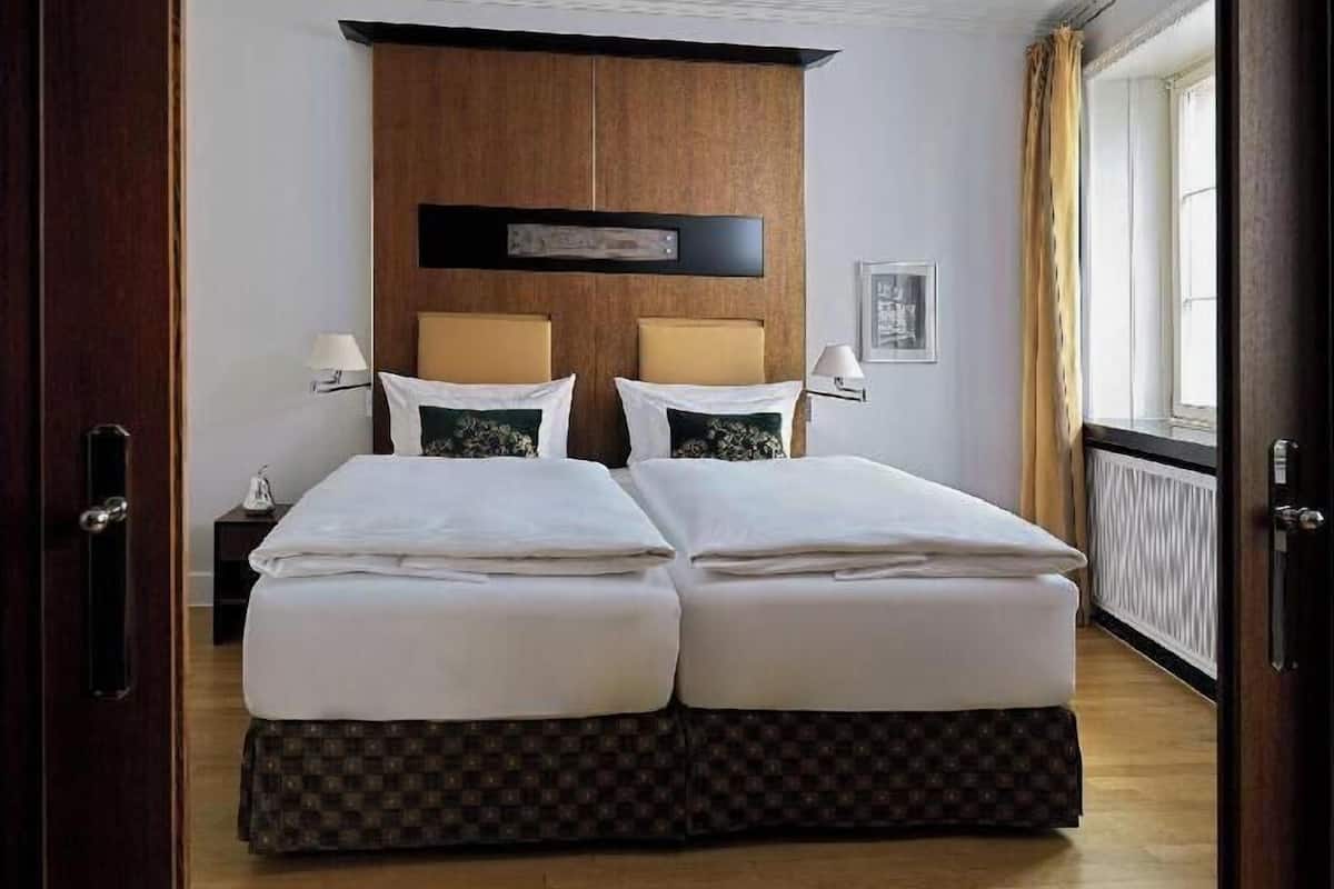 Premium bedding, in-room safe, desk, blackout curtains