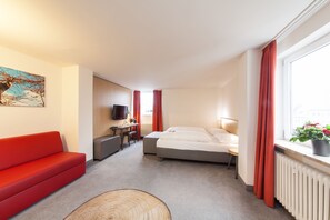 Hypo-allergenic bedding, in-room safe, desk, blackout drapes - Sure Hotel by Best Western Muenchen Hauptbahnhof (Munich)