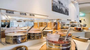 Colazione a buffet, servita tutte le mattine (14 EUR a persona)