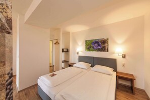 Family Room, Multiple Beds, Bathtub (Cozy Sitting Corner) | 1 bedroom, hypo-allergenic bedding, in-room safe, desk