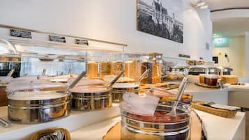 Se ofrece un desayuno bufé (14 EUR por persona)