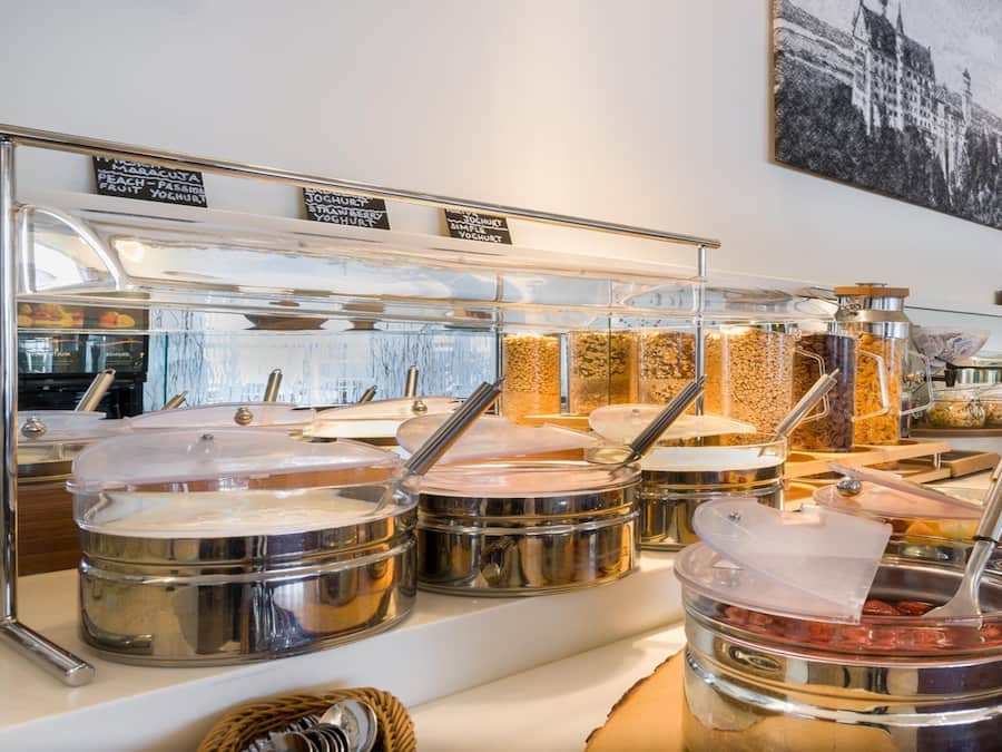 Se ofrece un desayuno bufé (14 EUR por persona)