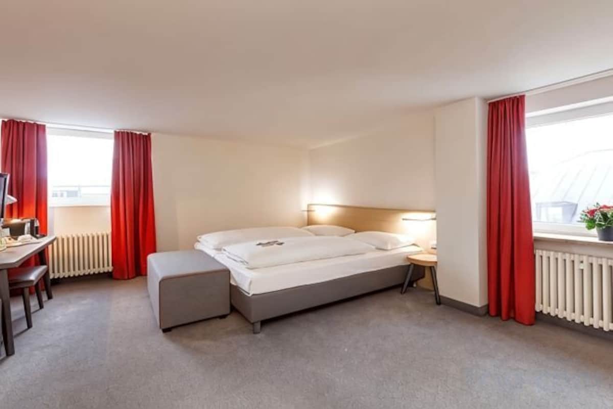 Ropa de cama hipoalergénica, caja fuerte, escritorio y cortinas opacas