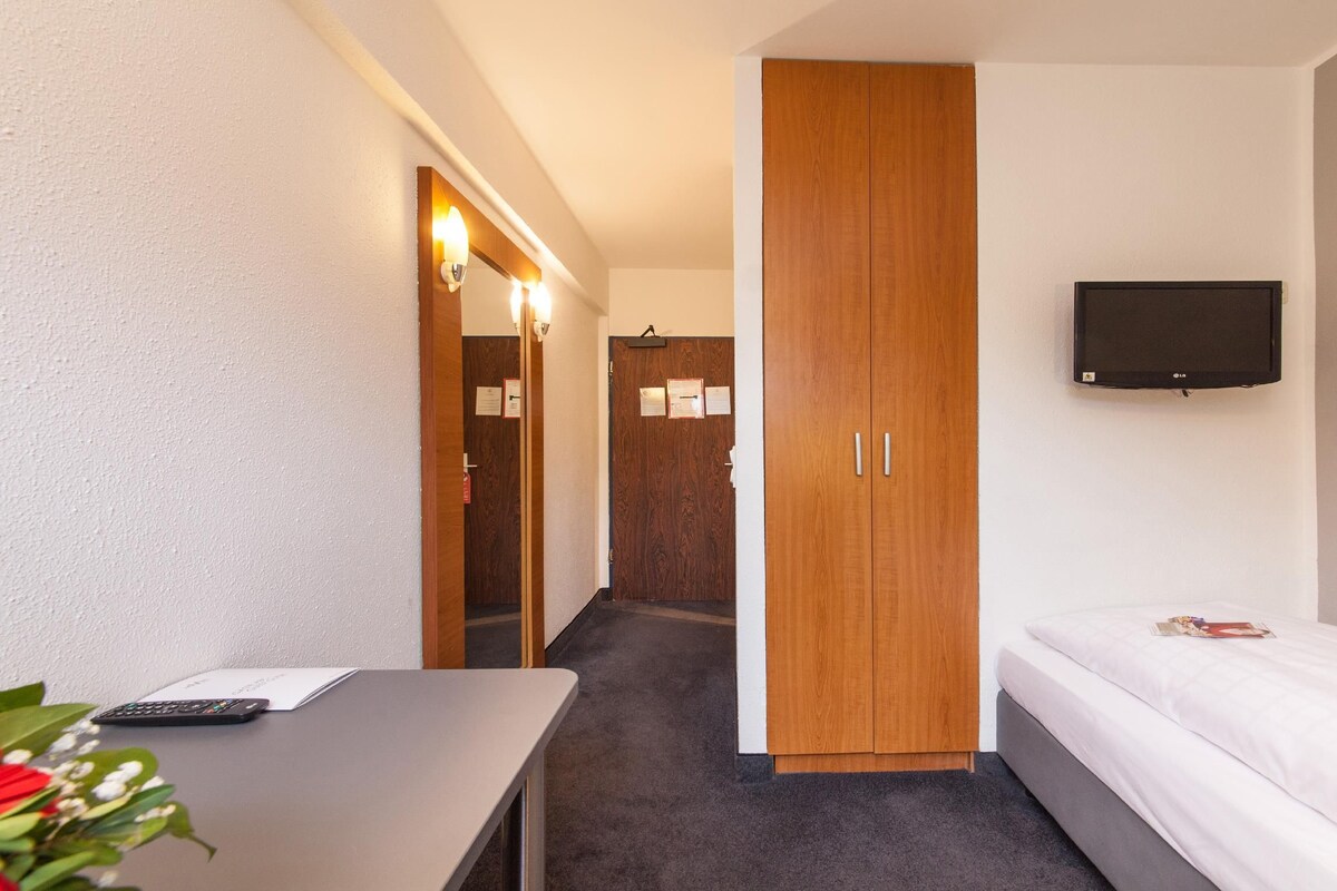 Habitación estándar, 1 cama individual | Ropa de cama hipoalergénica y caja de seguridad en la habitación 