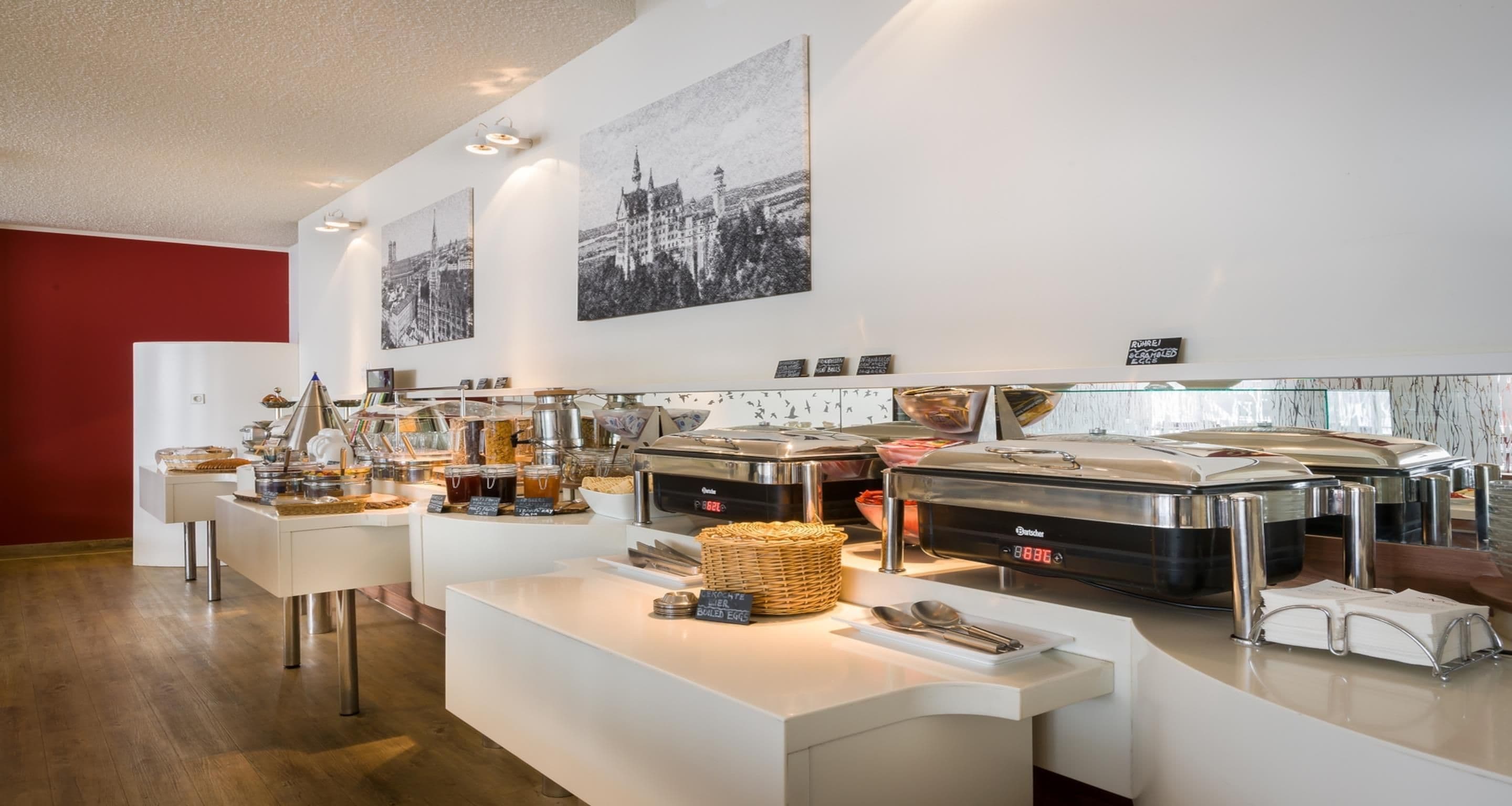 Un buffet proposant une variété de plats et une horloge numérique affichant l’heure.