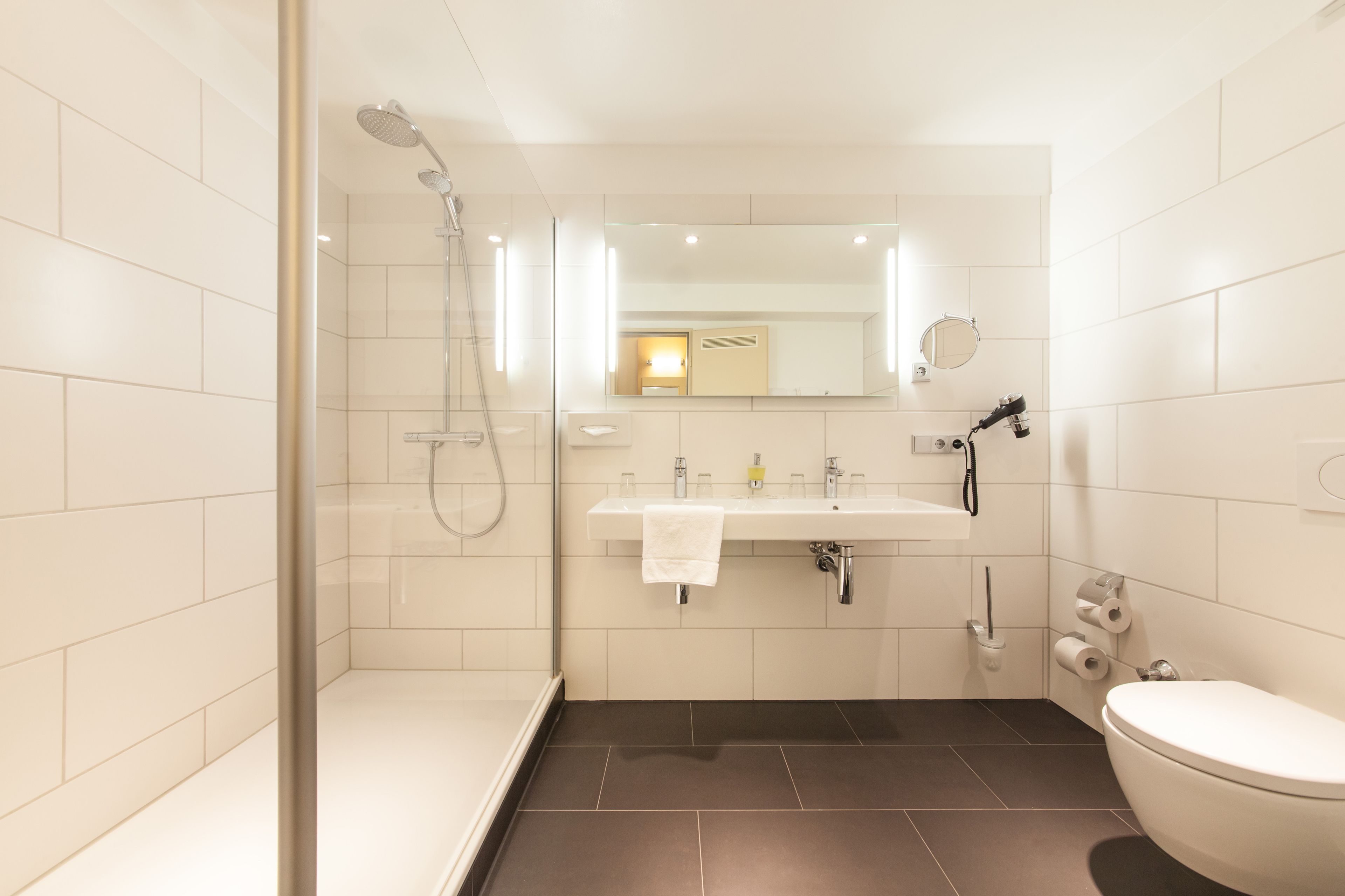 Dusche, kostenlose Toilettenartikel, Haartrockner, Handtücher