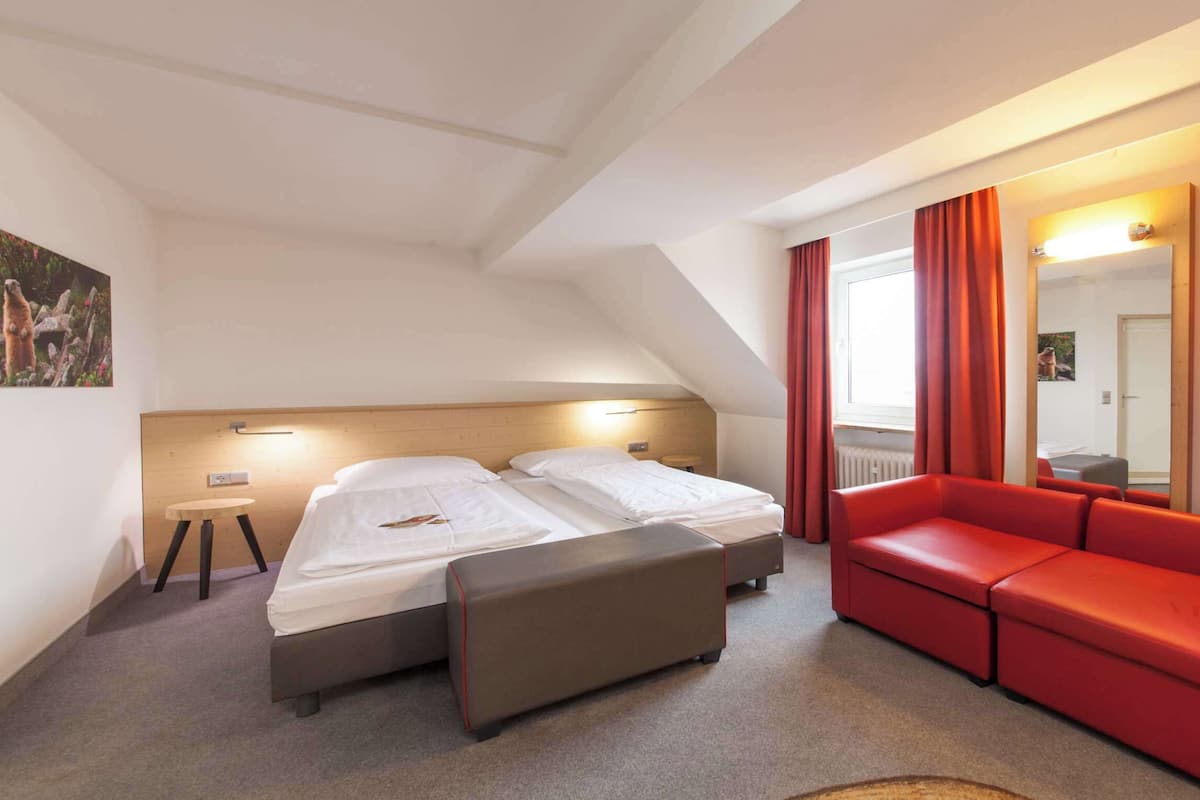 Habitación familiar, varias camas, bañera (Cozy Sitting Corner) | Ropa de cama hipoalergénica, caja fuerte, escritorio y cortinas opacas