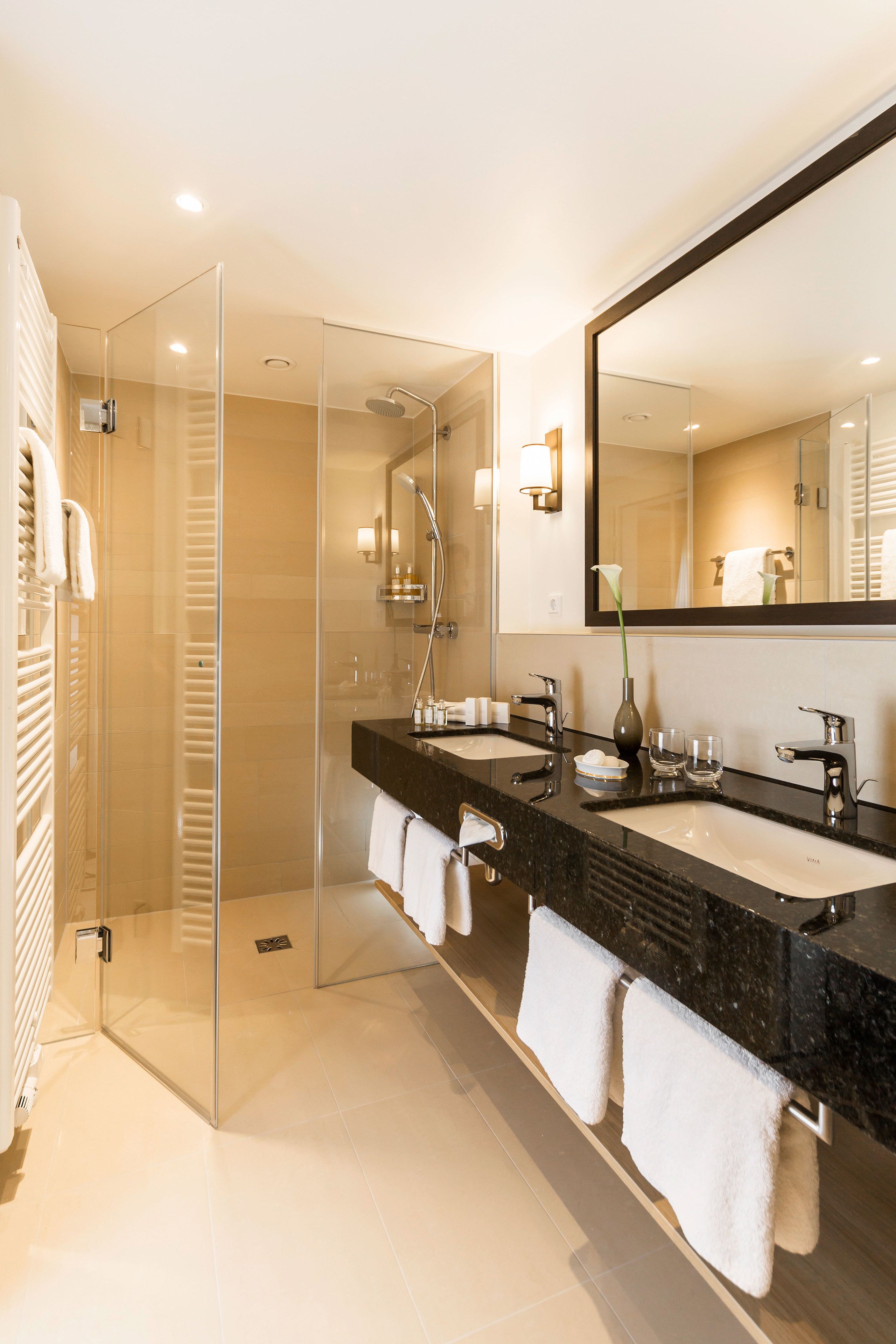 executive double room | bathroom | free toiletries, hair dryer, bathrobes, slippers