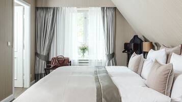 Executive suite | Luxe beddengoed, donsdekens, een minibar, een kluis op de kamer