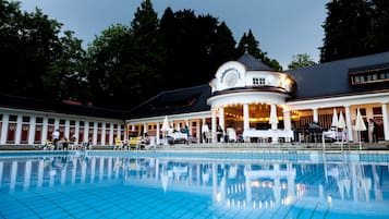 Piscina coperta, piscina all'aperto, lettini