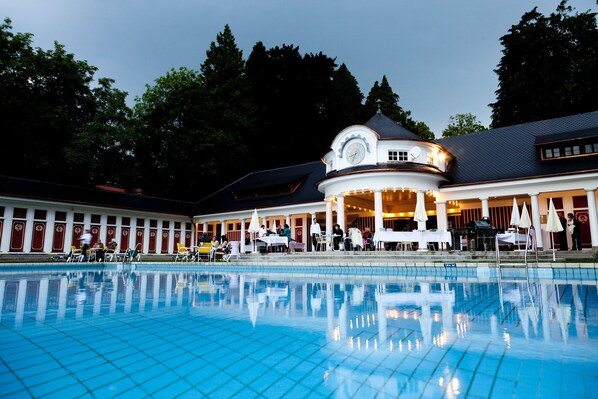 Piscine intérieure, piscine extérieure, chaises longues