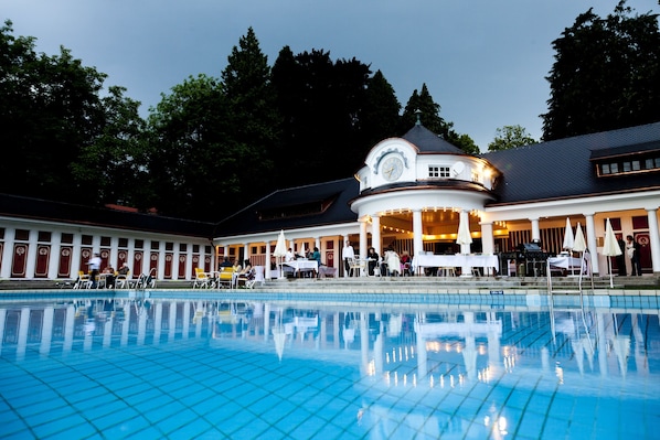 Indoor pool, outdoor pool, sun loungers