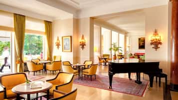 Lobby lounge
