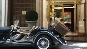 Un coche antiguo estacionado frente al Hotel Bad Schachen.