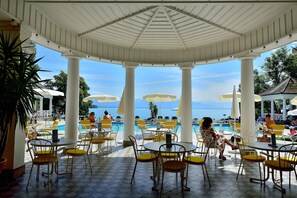 Indoor pool, outdoor pool, sun loungers - Hotel Bad Schachen (Lindau)