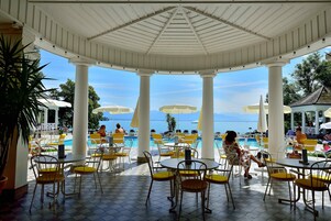 Piscina interna, piscina externa, espreguiçadeiras