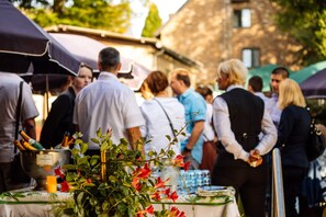 2 restaurants; breakfast, lunch and dinner served  - Hotel Buschhausen (Aachen)