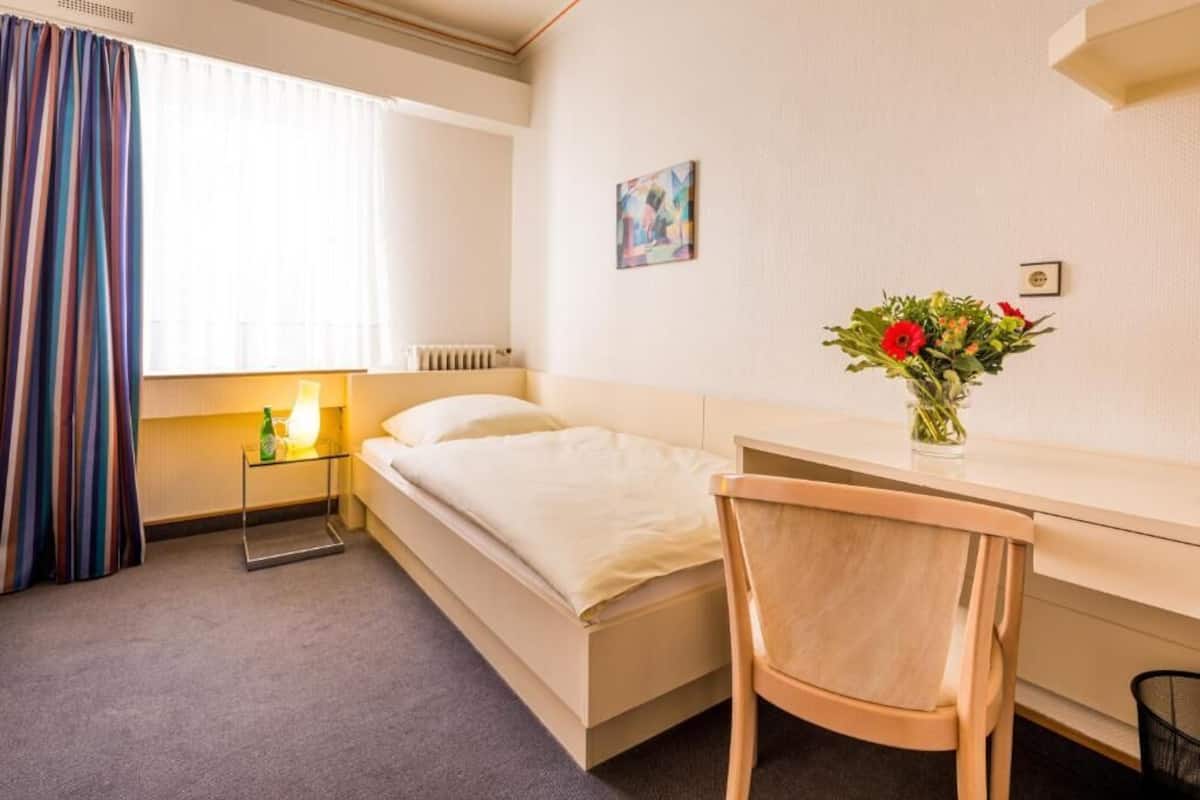 Minibar, coffres-forts dans les chambres, bureau