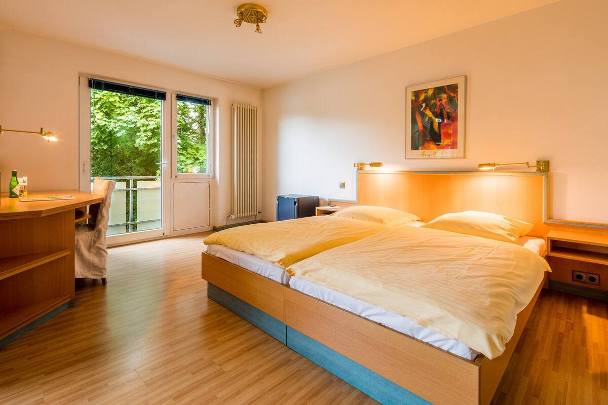 Habitación empresarial doble | Minibar, caja de seguridad en la habitación y escritorio