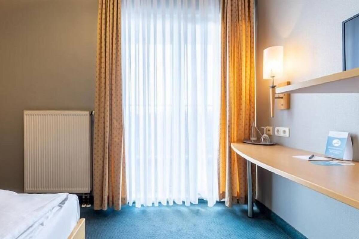 高档床上用品、遮光窗帘、熨斗/熨板、免费 WiFi