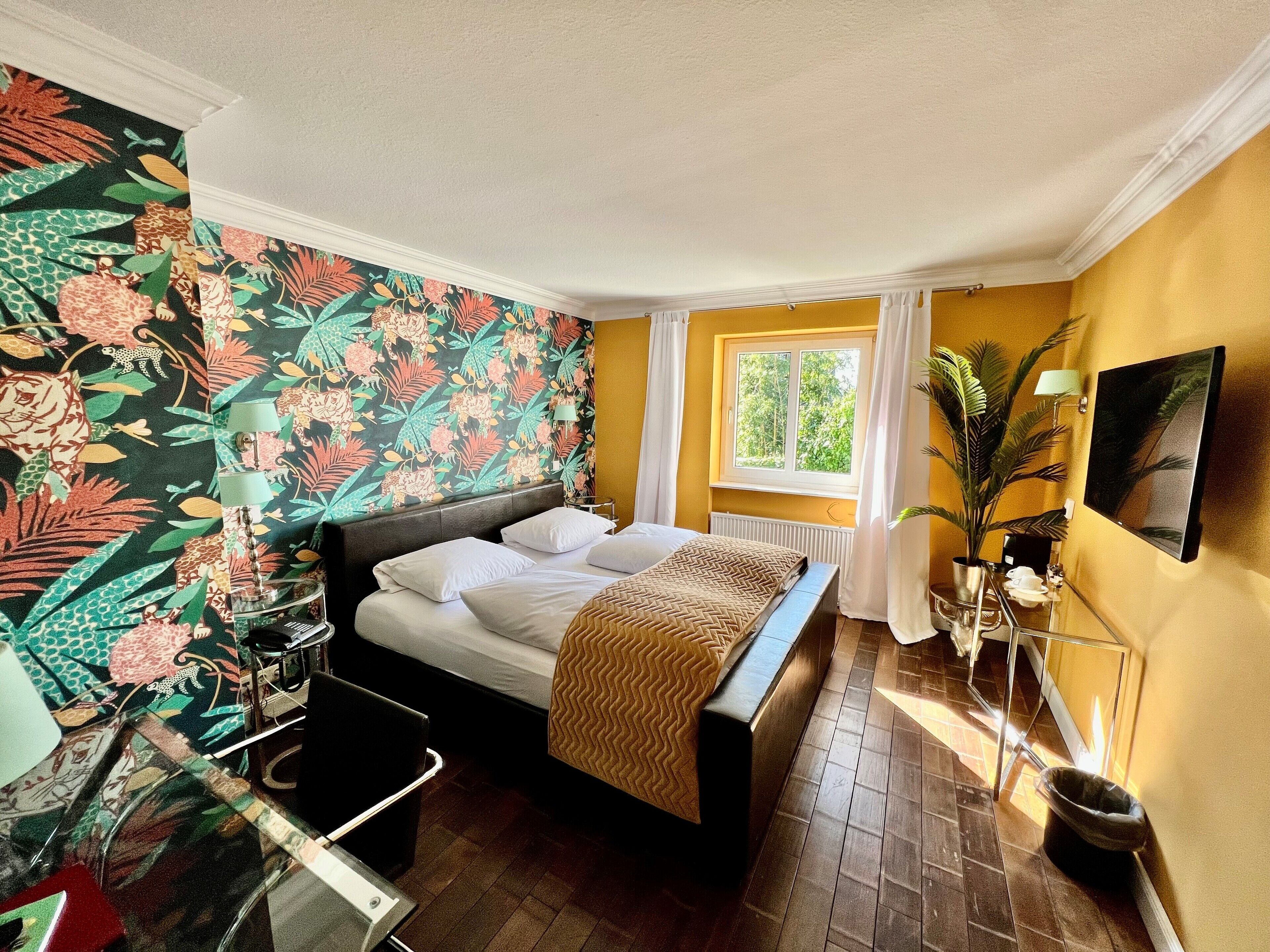 classic double room | 1 bedroom, individually decorated, individually furnished, desk