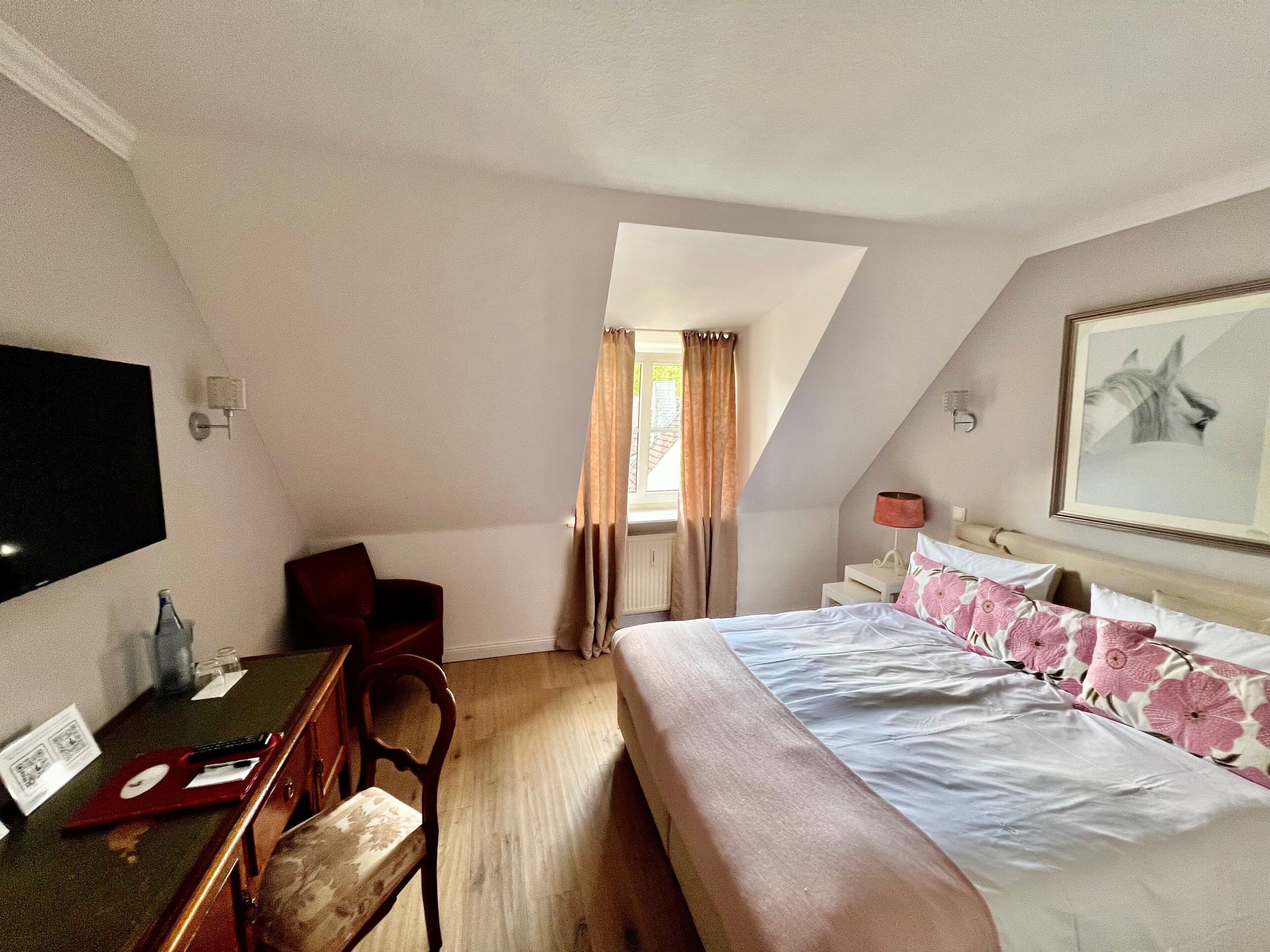 classic double room | 1 bedroom, individually decorated, individually furnished, desk