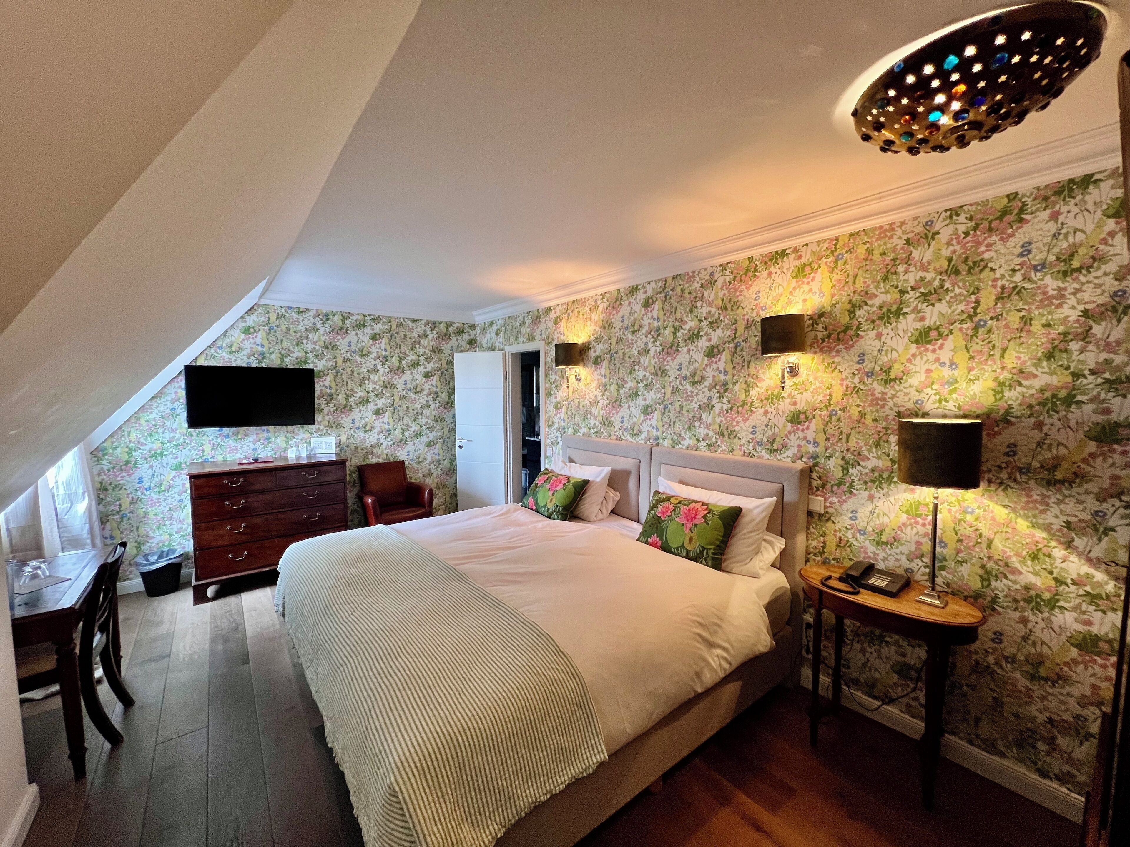 superior double room | 1 bedroom, individually decorated, individually furnished, desk