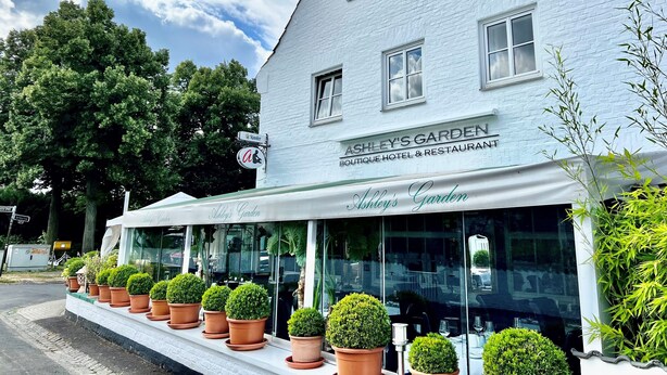 A white building with a sign reading "Ashley’s Garden Boutique Hotel & Restaurant." - Hotel Ashley's Garden (Düsseldorf)