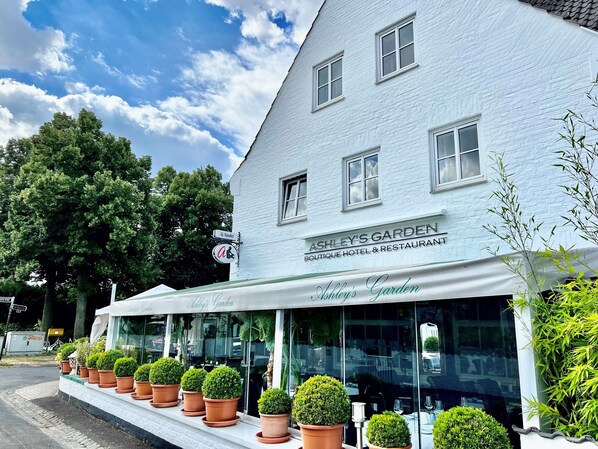 Vista frontal de la propiedad