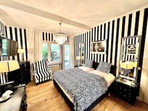 Habitación doble superior | Decoración personalizada, muebles diferentes, escritorio y camas extra