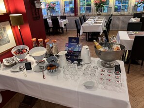 Café da manhã com buffet diário (EUR 20.00 por pessoa)