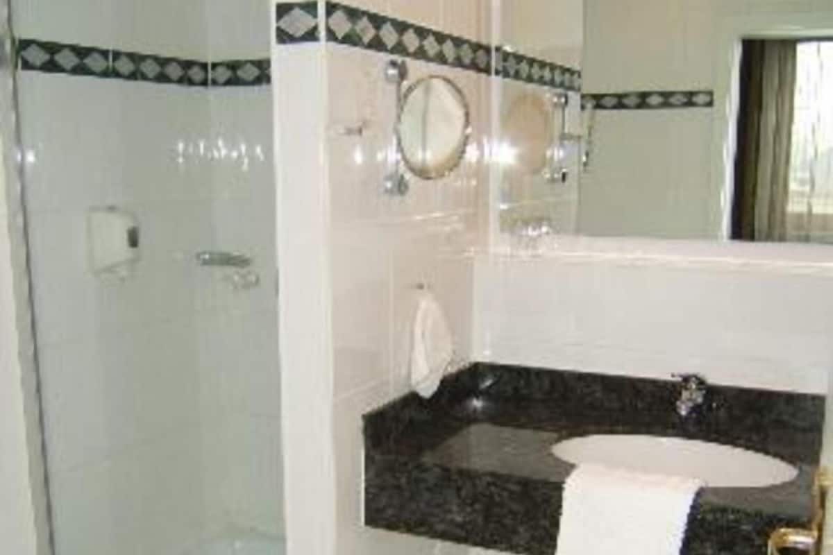 Artículos de tocador gratuitos, secador de pelo, toallas