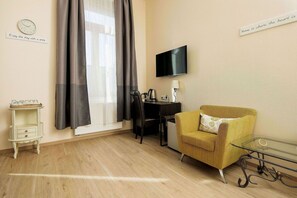 Kahden hengen comfort-huone | Allergiatestatut vuodevaatteet, tallelokero huoneessa