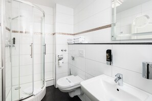 Ropa de cama hipoalergénica y caja de seguridad en la habitación