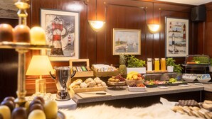 Ein Buffet mit verschiedenen Speisen und einer Lampe.