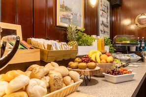 Bữa sáng buffet hàng ngày (10 EUR/mỗi người)